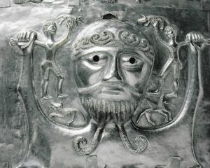 PÉGASE. Dieu tenant deux petits personnages dans ses mains. Chaudron de Gundestrup, Ier siècle av. J.-C., Argent doré.